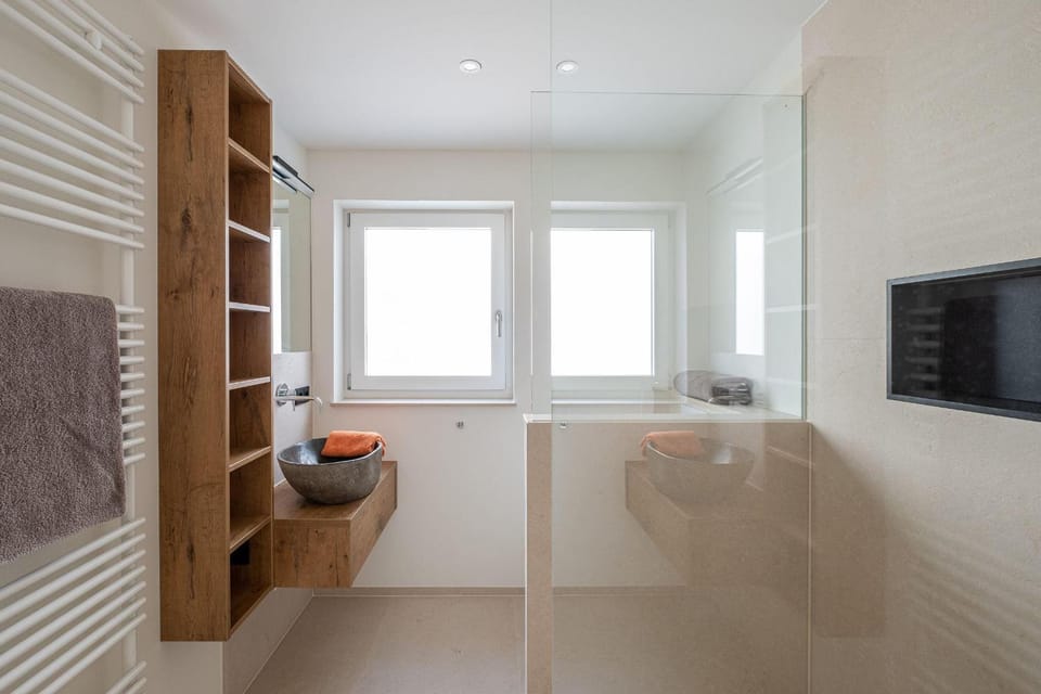 Shower, Bathroom, TV and multimedia, hair dryier, towels