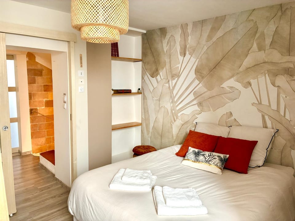 Bedroom, towels