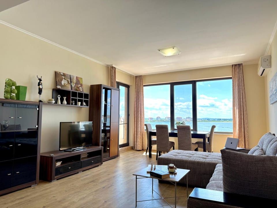 Communal lounge/ TV room, TV and multimedia, Kitchen or kitchenette, Living room, Seating area, Dining area, Evening entertainment, Sea view