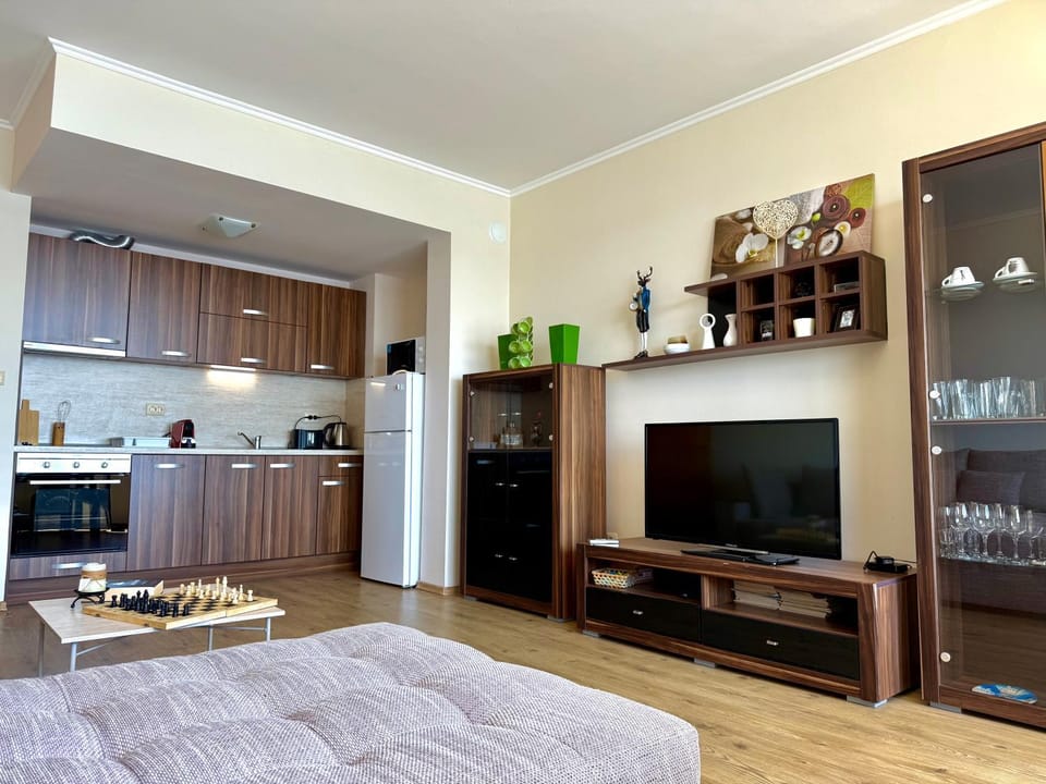 TV and multimedia, Kitchen or kitchenette, Living room, Seating area, Evening entertainment, oven, kitchen