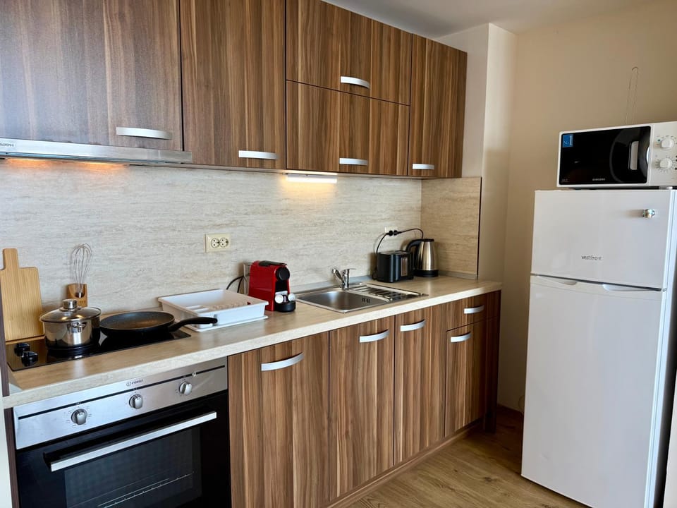 Coffee/tea facilities, Kitchen or kitchenette, dishwasher, oven, stove, toaster