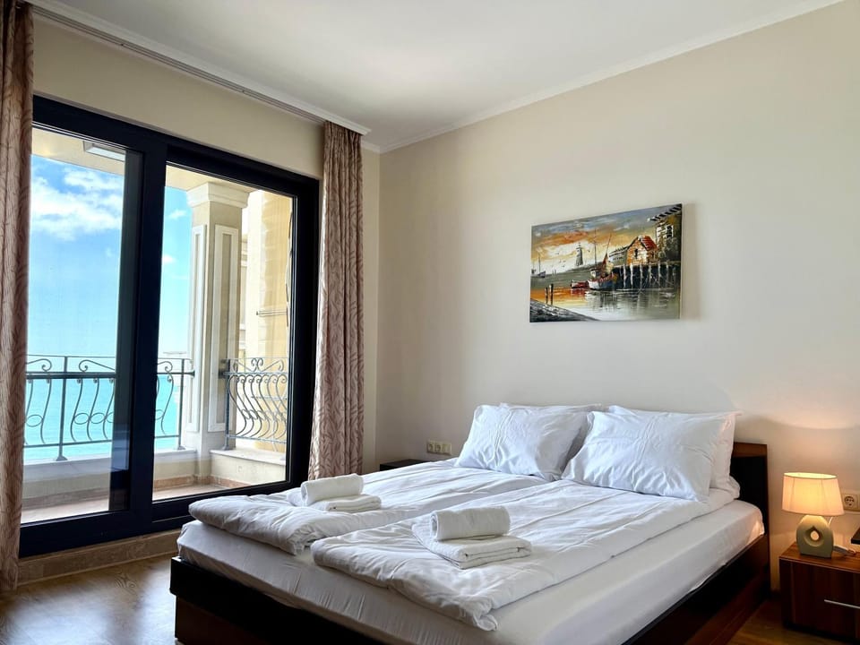 Bed, View (from property/room), Balcony/Terrace, Photo of the whole room, Bedroom, Sea view, towels