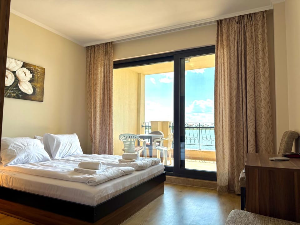 Bed, View (from property/room), Balcony/Terrace, Seating area, Bedroom, towels