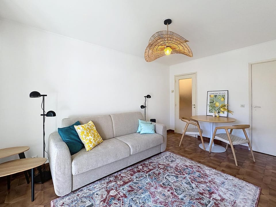Bed, Living room