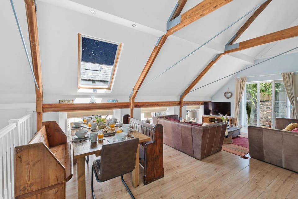 TV and multimedia, Living room, Seating area, Dining area, heating, internet