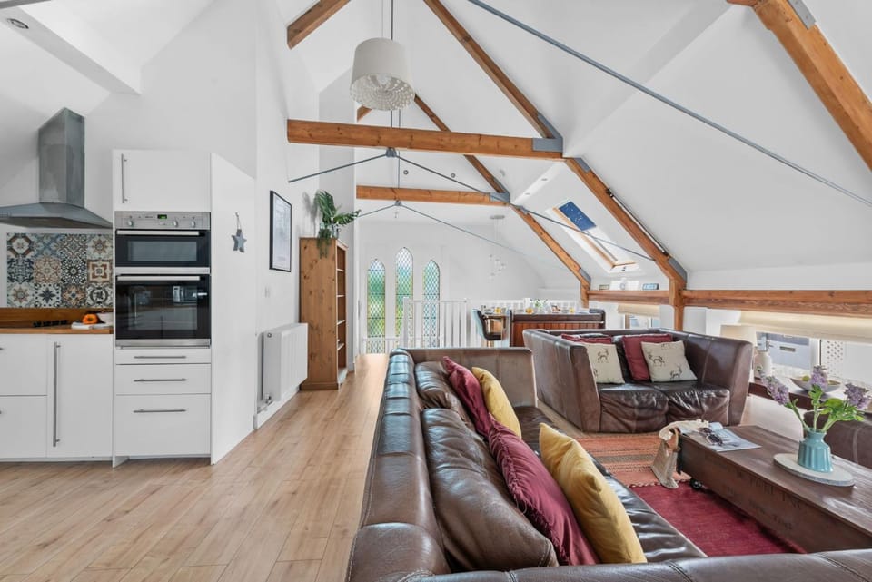 TV and multimedia, Kitchen or kitchenette, Living room, Seating area, Dining area, dishwasher, microwave, oven, pet friendly, stove, toaster