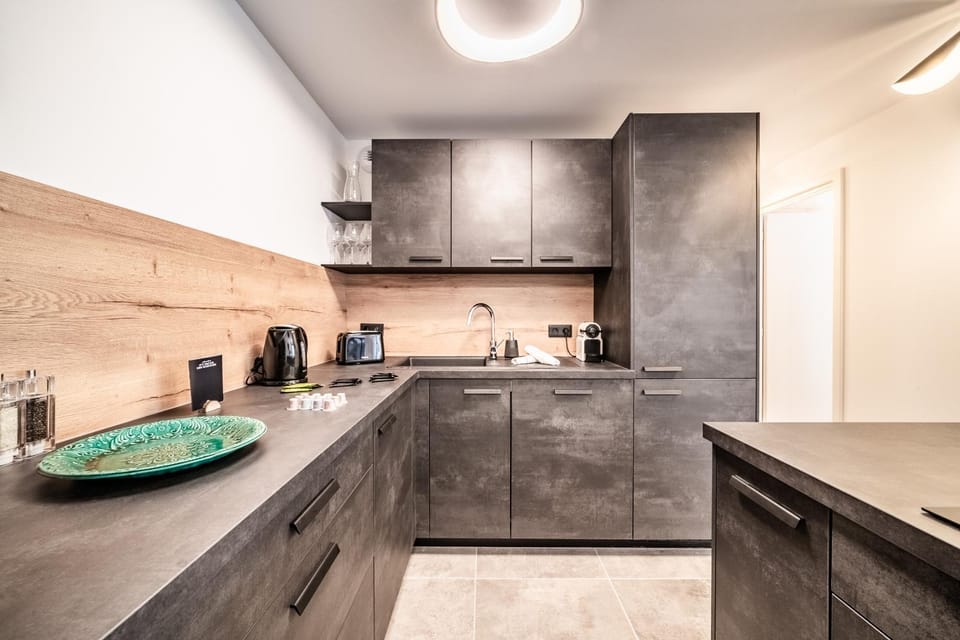 Coffee/tea facilities, Kitchen or kitchenette, dishwasher, stove