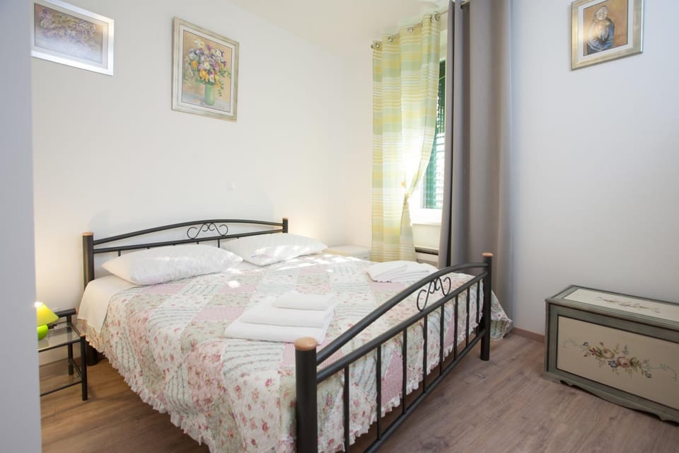 Day, Photo of the whole room