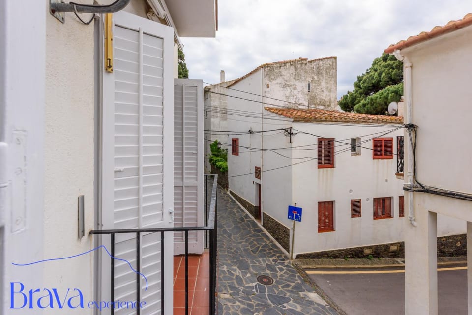 Property building, Neighbourhood, Balcony/Terrace, City view, Street view