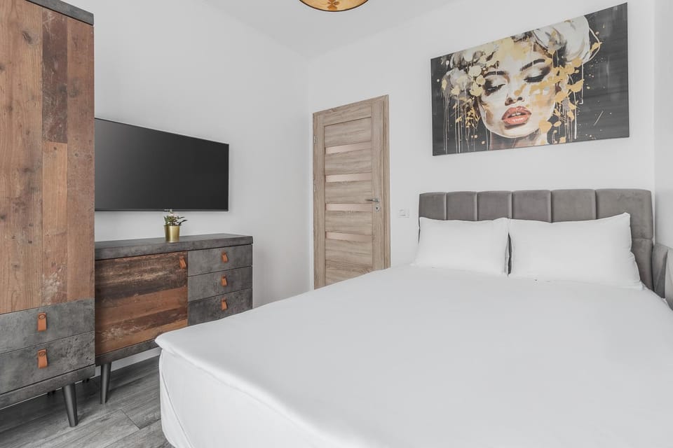 Bed, TV and multimedia, Photo of the whole room, Bedroom