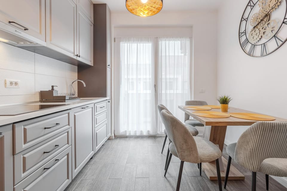 Kitchen or kitchenette, Dining area, stove