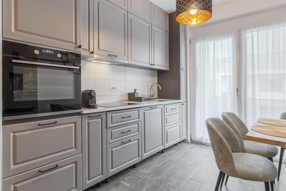 Coffee/tea facilities, Kitchen or kitchenette, Dining area, dishwasher, microwave, oven, stove
