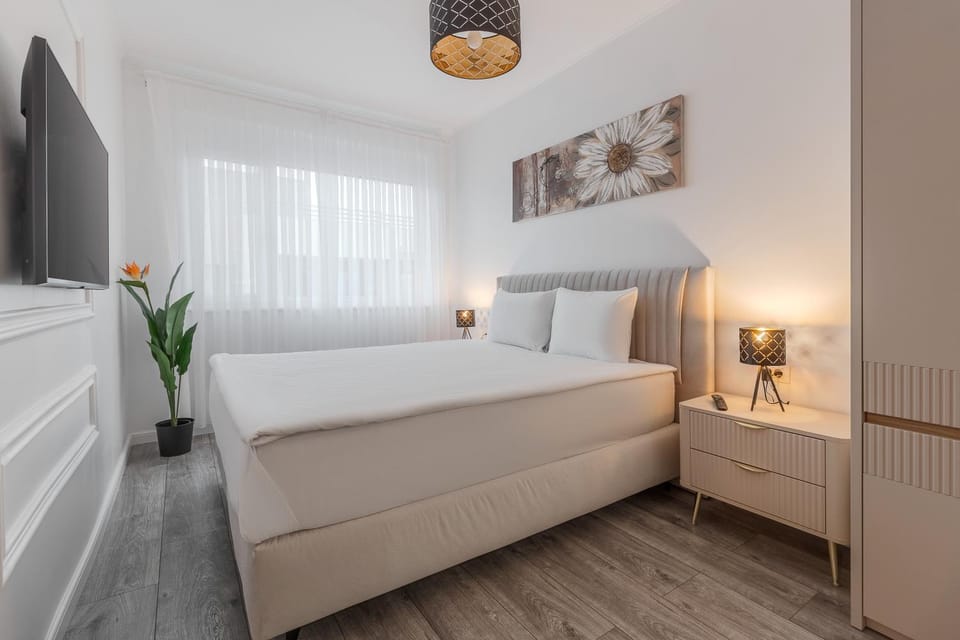 Bed, TV and multimedia, Photo of the whole room, Bedroom