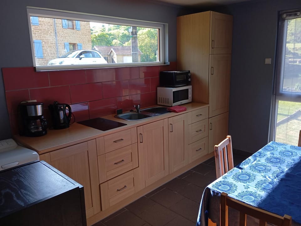 Coffee/tea facilities, Kitchen or kitchenette, Dining area