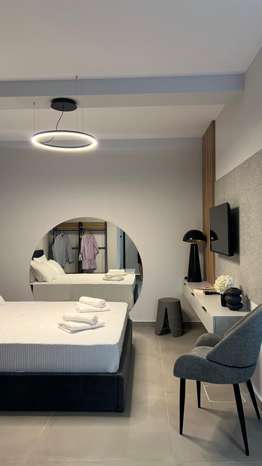 TV and multimedia, Seating area, Bedroom