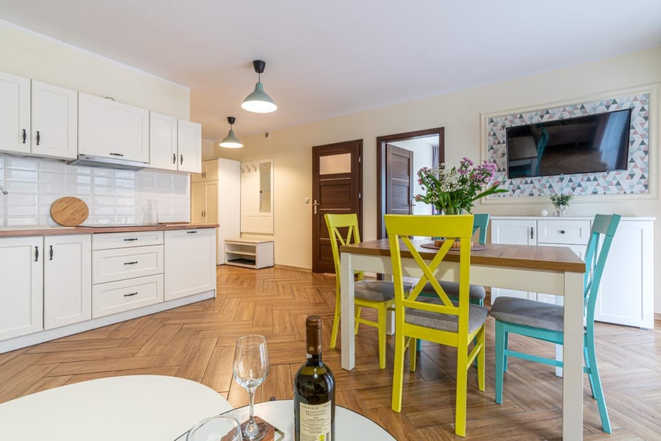 TV and multimedia, Kitchen or kitchenette, Living room, dishwasher, stove