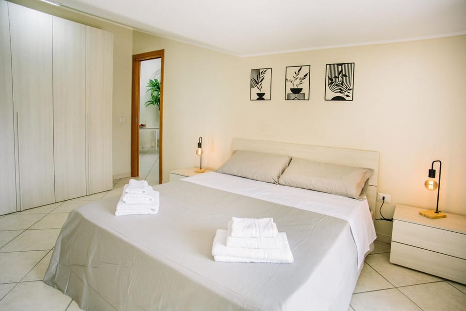 Photo of the whole room, Bedroom, towels