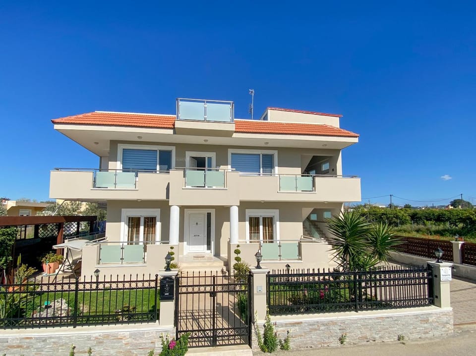 Property building, Day, View (from property/room), Balcony/Terrace