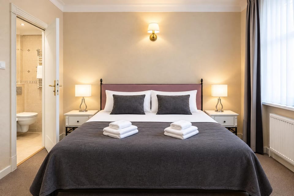 Bed, Photo of the whole room, storage, towels
