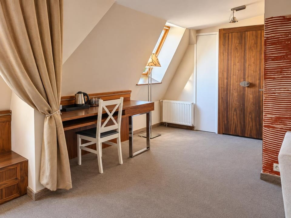 Living room, Seating area, Dining area, internet, wardrobe
