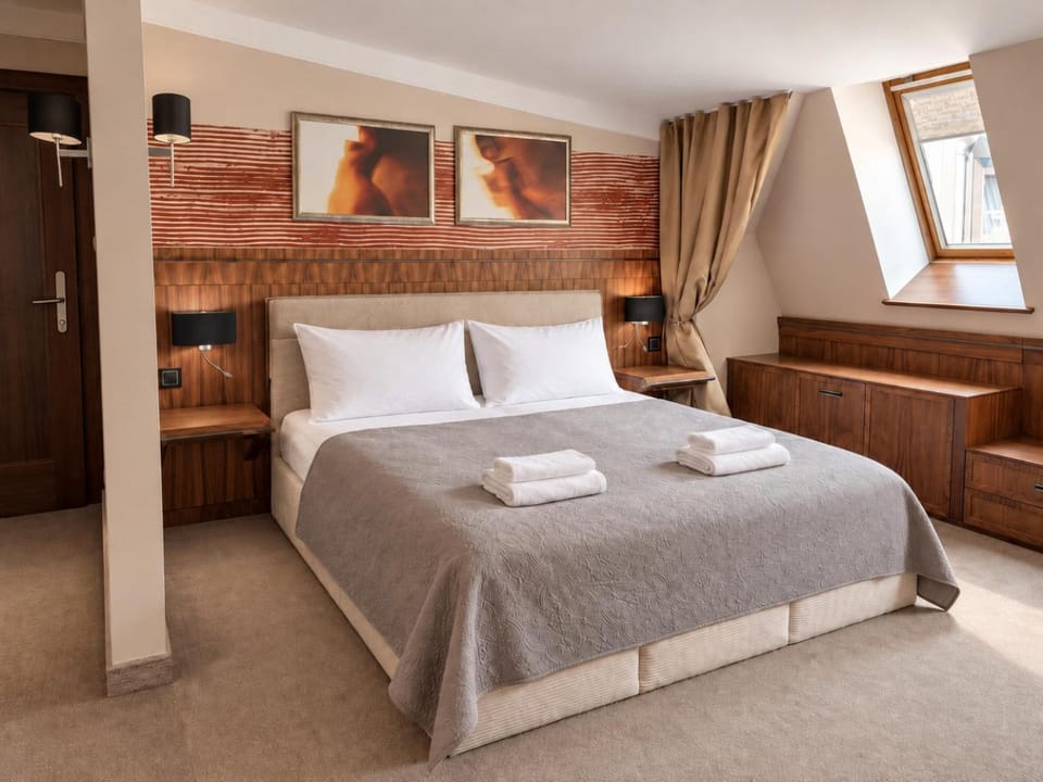 Bed, Photo of the whole room, Bedroom, towels