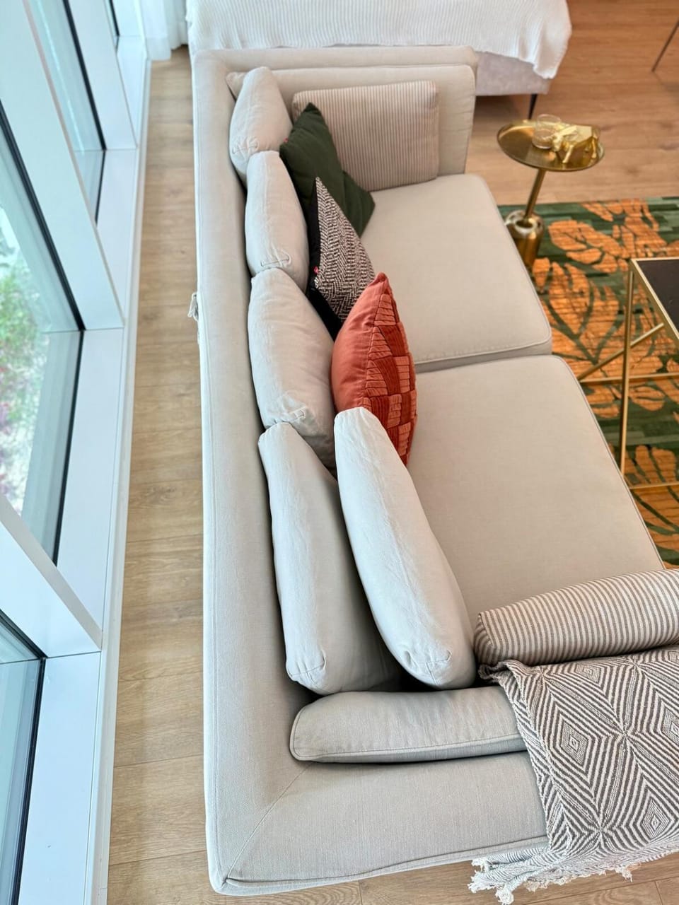 Photo of the whole room, Seating area