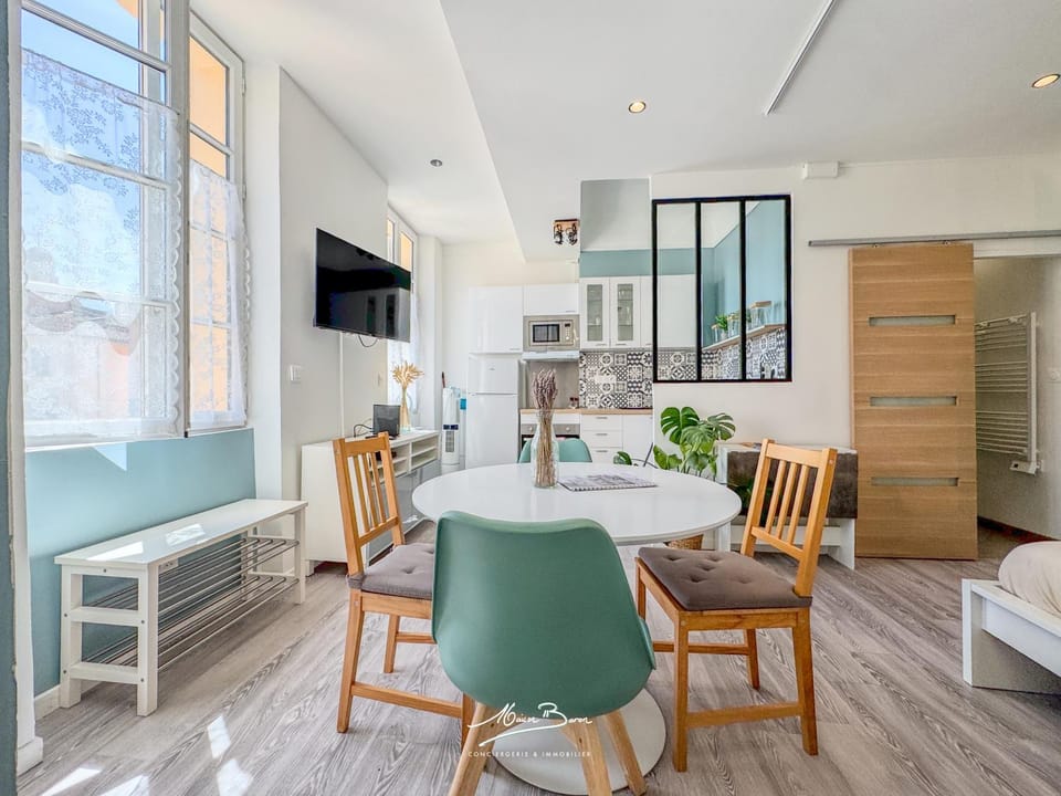 TV and multimedia, Kitchen or kitchenette, Living room, Seating area, Dining area