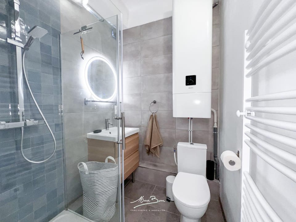Shower, Toilet, Bathroom, towels