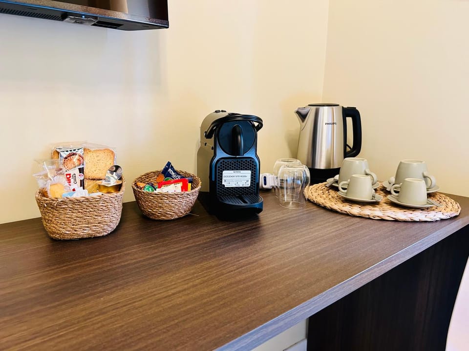 Coffee/tea facilities, Food and drinks
