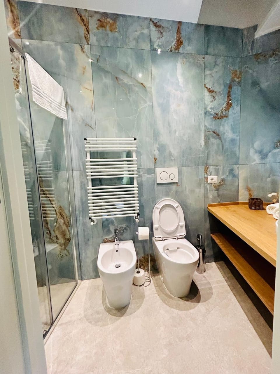 Shower, Toilet, Bathroom, towels