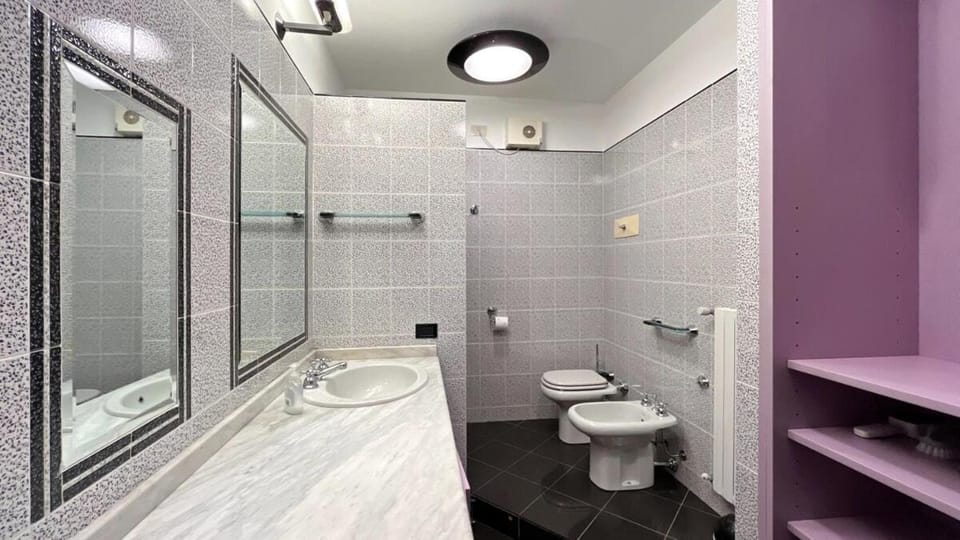 Shower, Toilet, Bathroom, bidet, towels