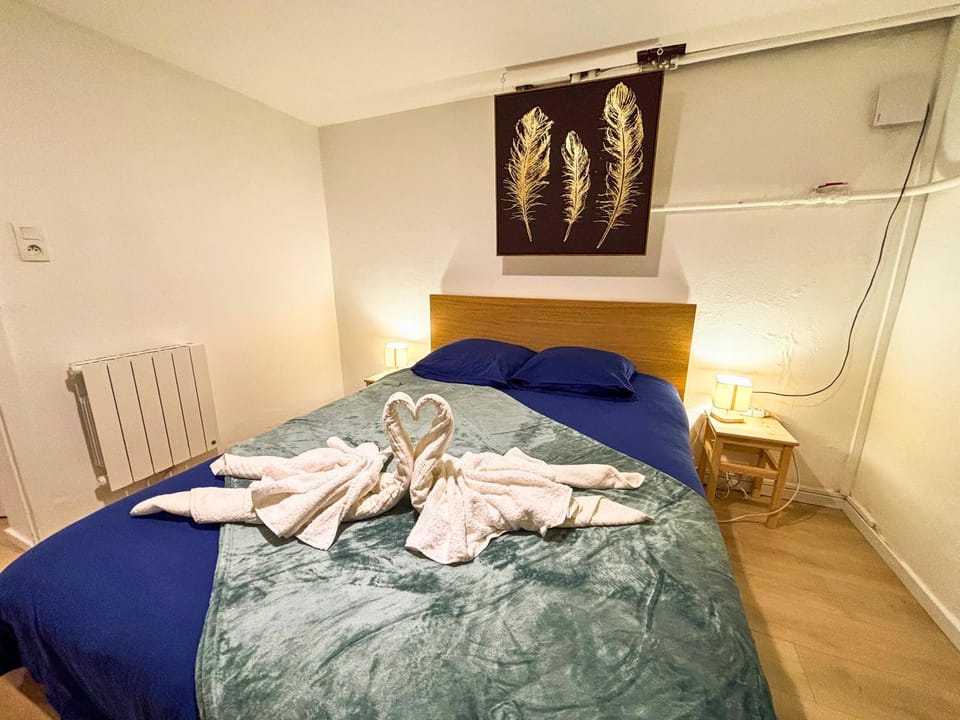 Bed, Photo of the whole room, Bedroom, towels