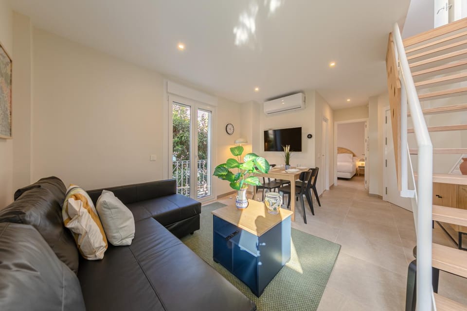Photo of the whole room, Seating area
