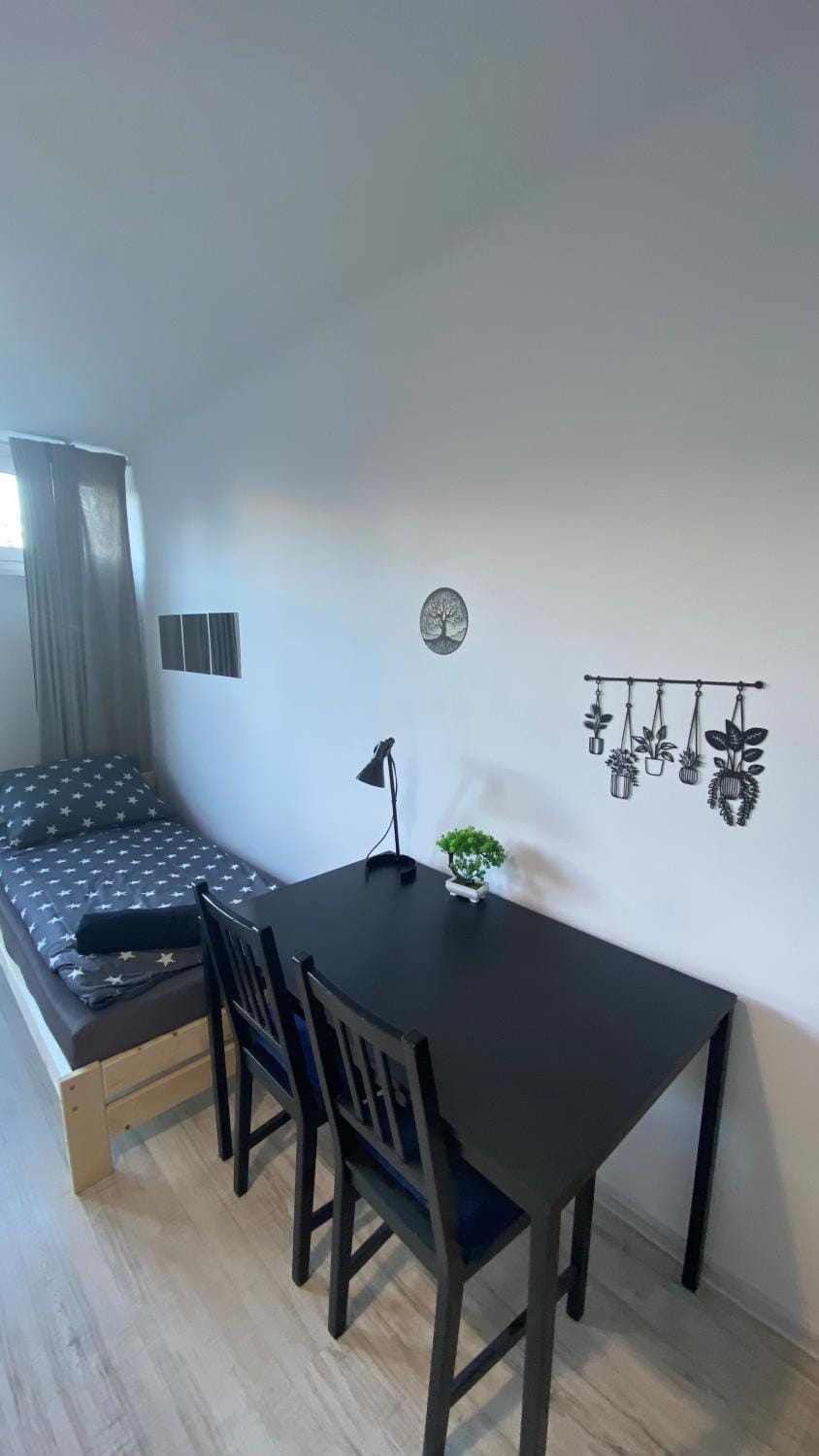 Bed, Photo of the whole room, Seating area