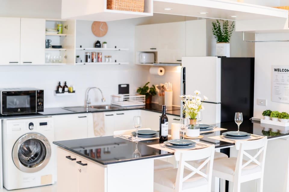 Coffee/tea facilities, Kitchen or kitchenette, Dining area, stove, toaster, washing machine
