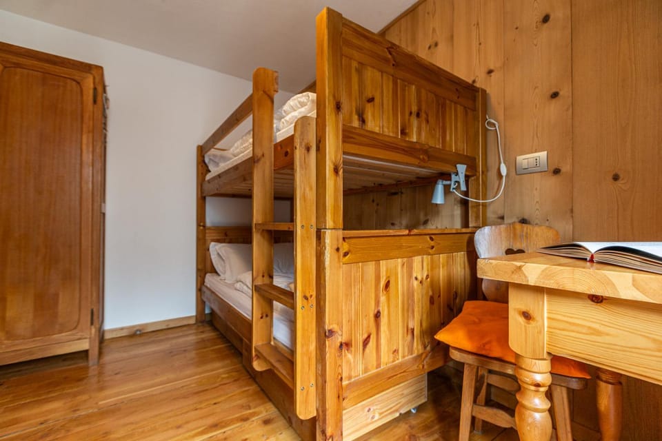 Bedroom, bunk bed