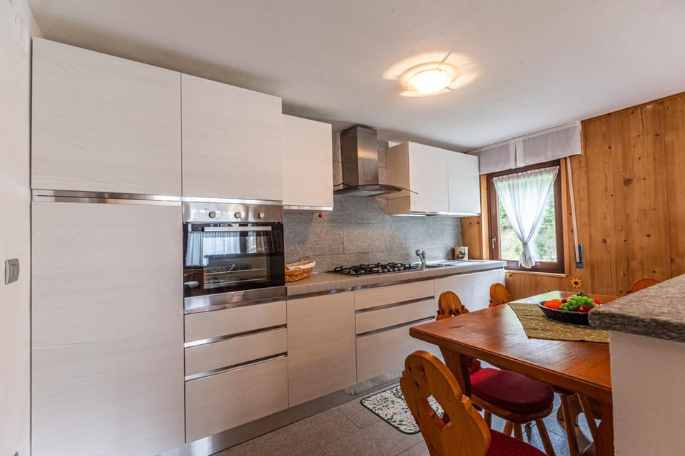 Kitchen or kitchenette, Dining area, dishwasher, oven, stove