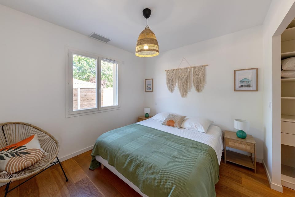 Photo of the whole room, Bedroom