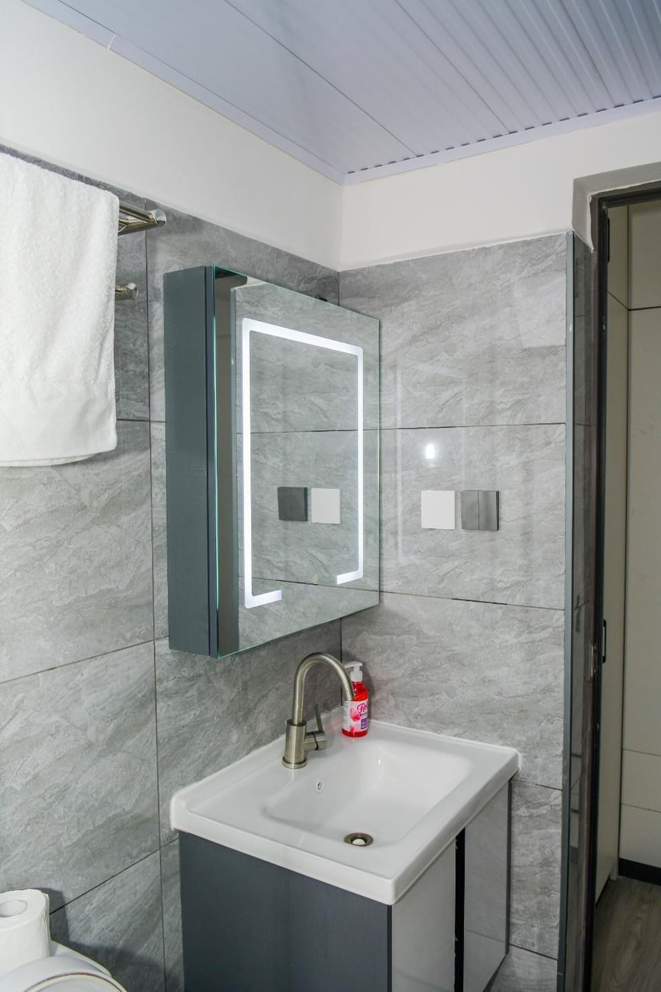 comfort three bedroom apartment with servant quarter, gym ,children play area ,rooftop football pitch, coffee house, restaurants, garden and amazing scenic views in kileleshwa Apartment in Nairobi