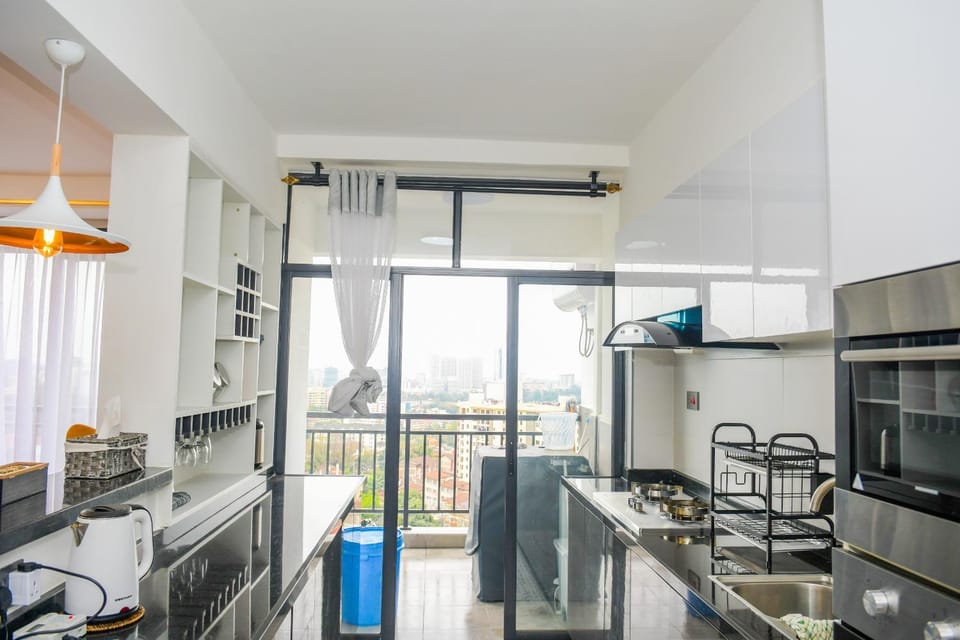 comfort three bedroom apartment with servant quarter, gym ,children play area ,rooftop football pitch, coffee house, restaurants, garden and amazing scenic views in kileleshwa Apartment in Nairobi