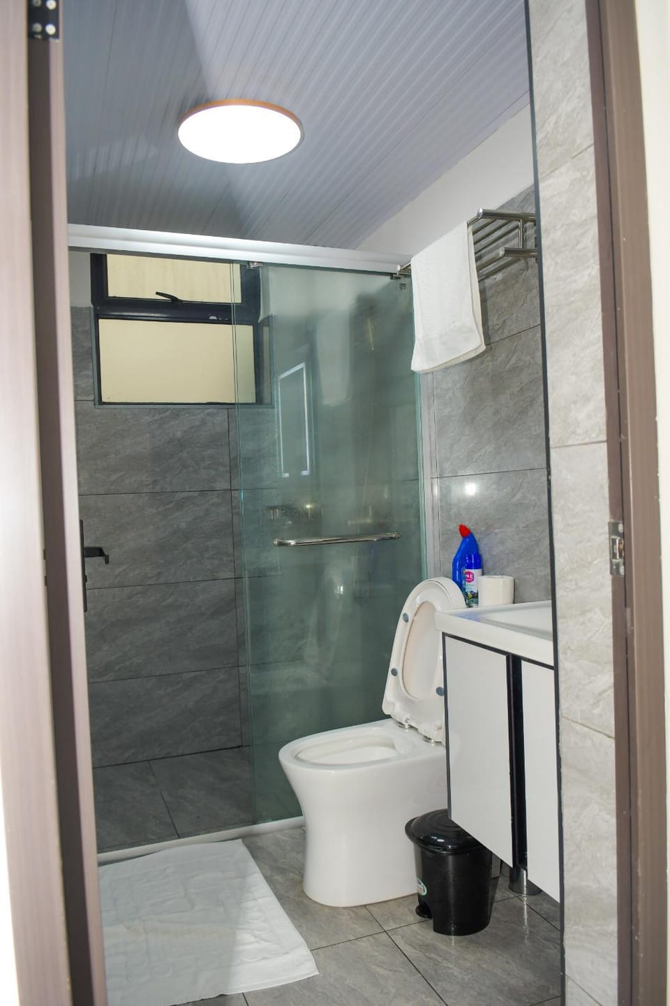 comfort three bedroom apartment with servant quarter, gym ,children play area ,rooftop football pitch, coffee house, restaurants, garden and amazing scenic views in kileleshwa Apartment in Nairobi