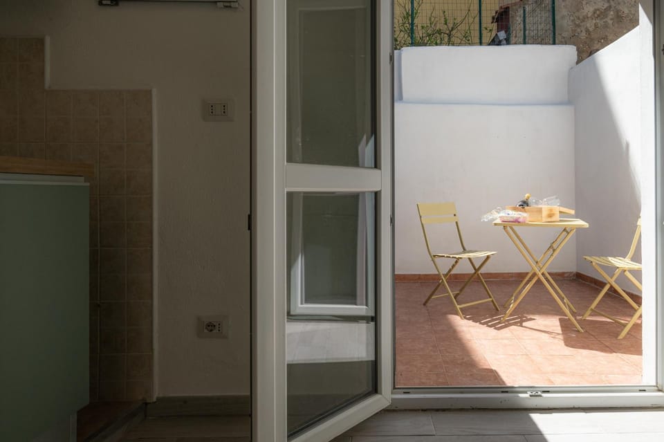 Patio, Day, Balcony/Terrace, Dining area