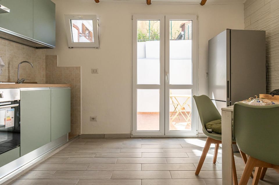 Kitchen or kitchenette, Dining area, oven, stove