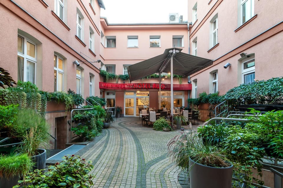 Property building, Patio, Restaurant/places to eat, Balcony/Terrace