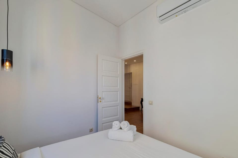 Bed, Bedroom, towels, air conditioner