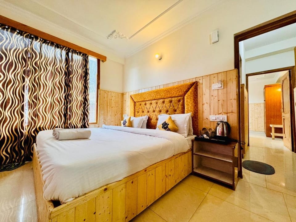 Bed, Seating area, Bedroom