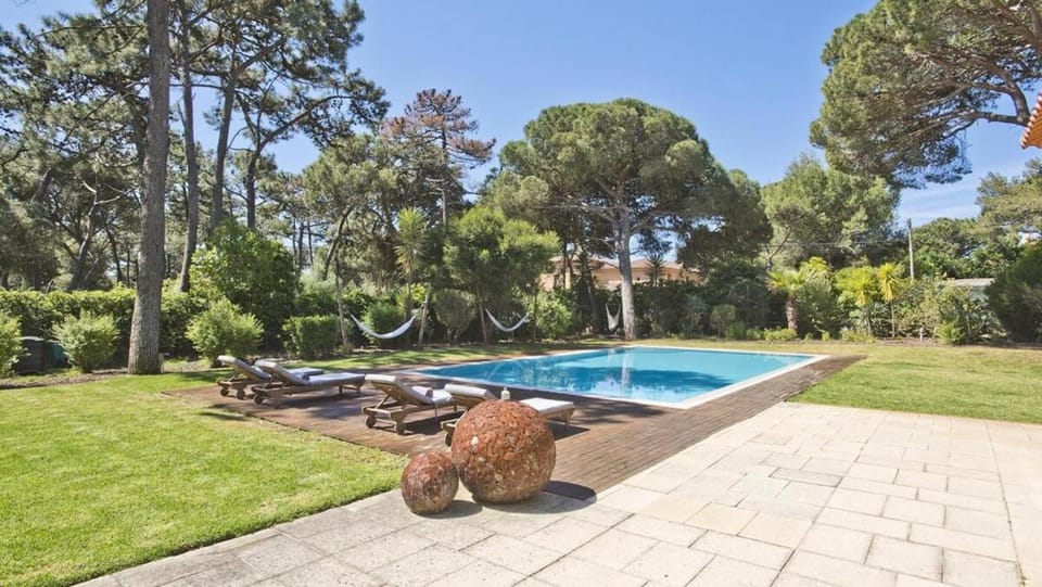 The Olive Villa Cascais Vive el lujo sereno entre pinares junto al Atlántico 5 minutos de la playa andando Villa in Cascais