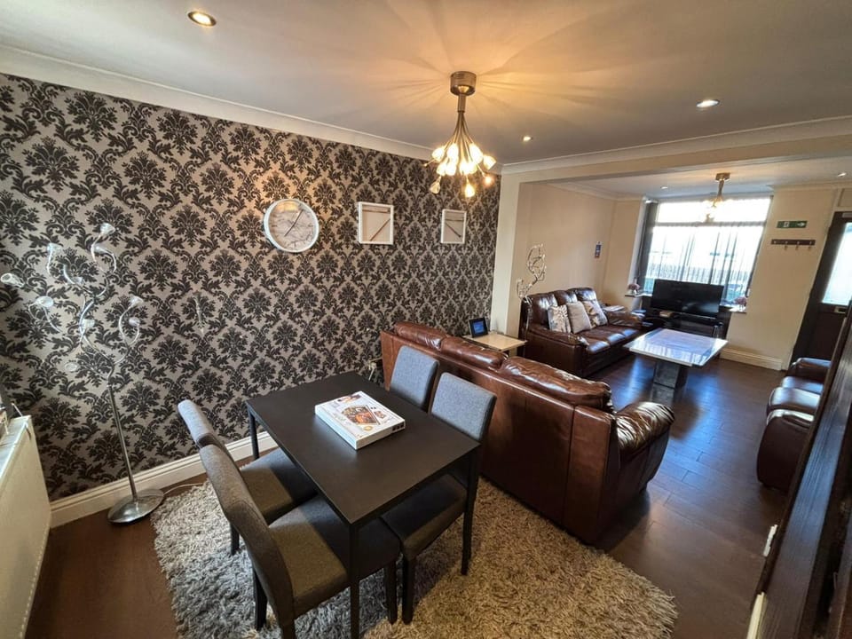 TV and multimedia, Living room, Seating area, Dining area