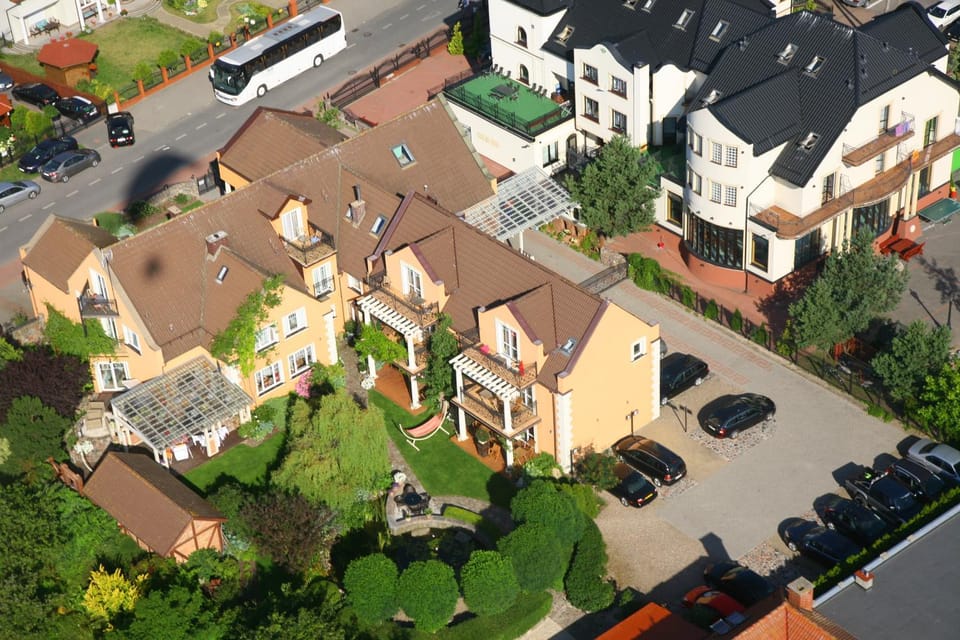 Property building, Neighbourhood, Bird's eye view, City view, Street view, Parking