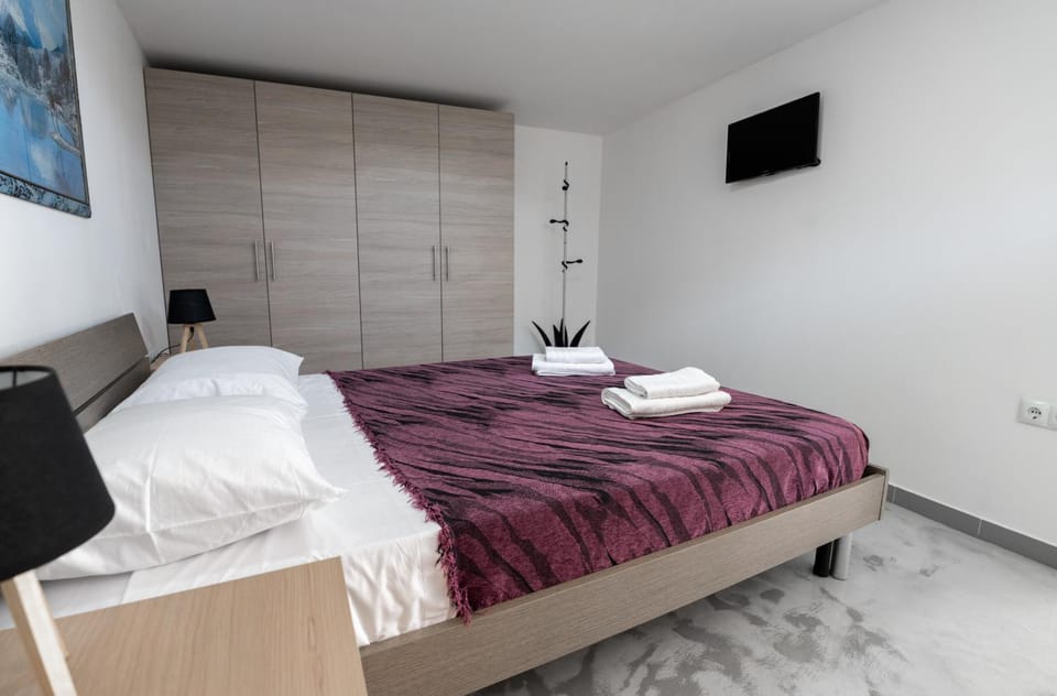 Bed, TV and multimedia, Photo of the whole room, Bedroom, towels, wardrobe